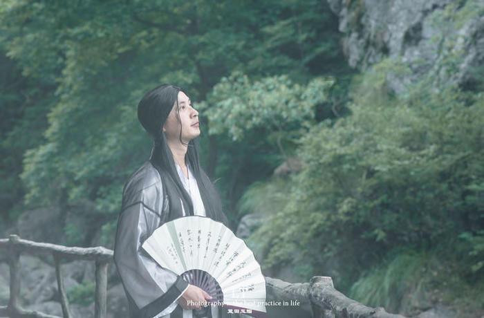 逃离废弃高校