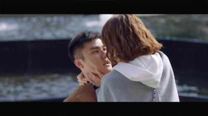 救援矮小的女孩